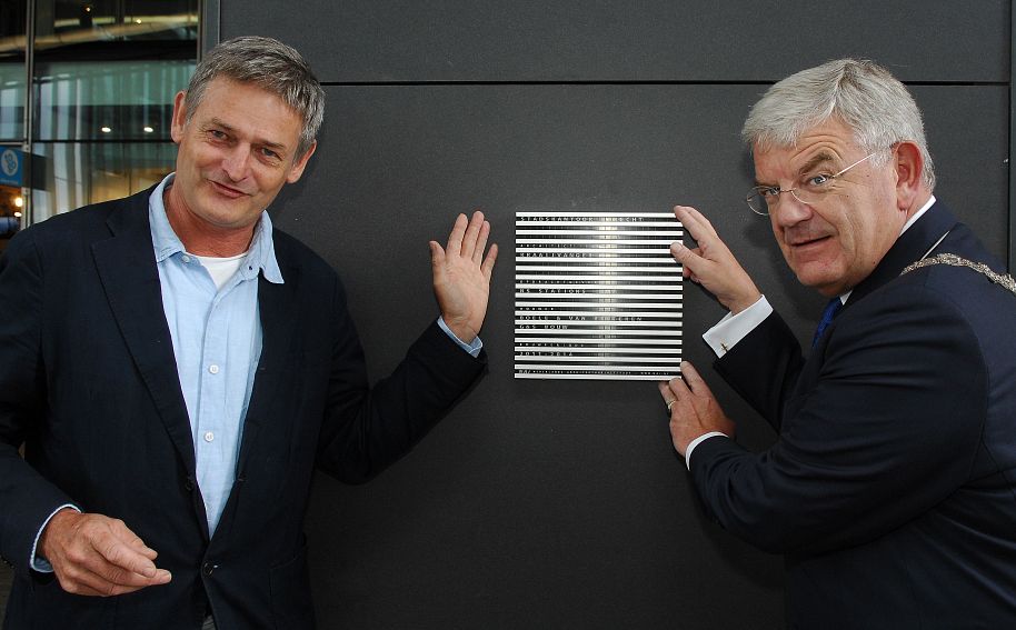 Burgemeester Jan van Zanen, onthulde plaquette